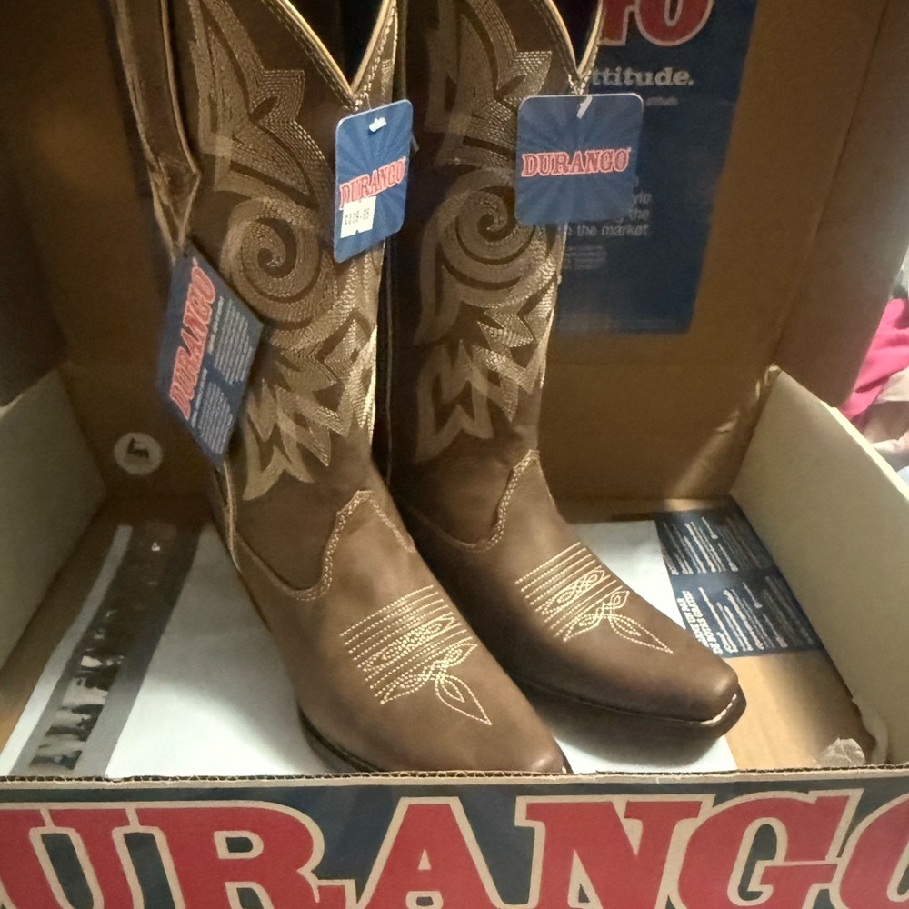 New Durango leather Cowboy Boots, size 6 but fits  big like 6.5 comes in Box.